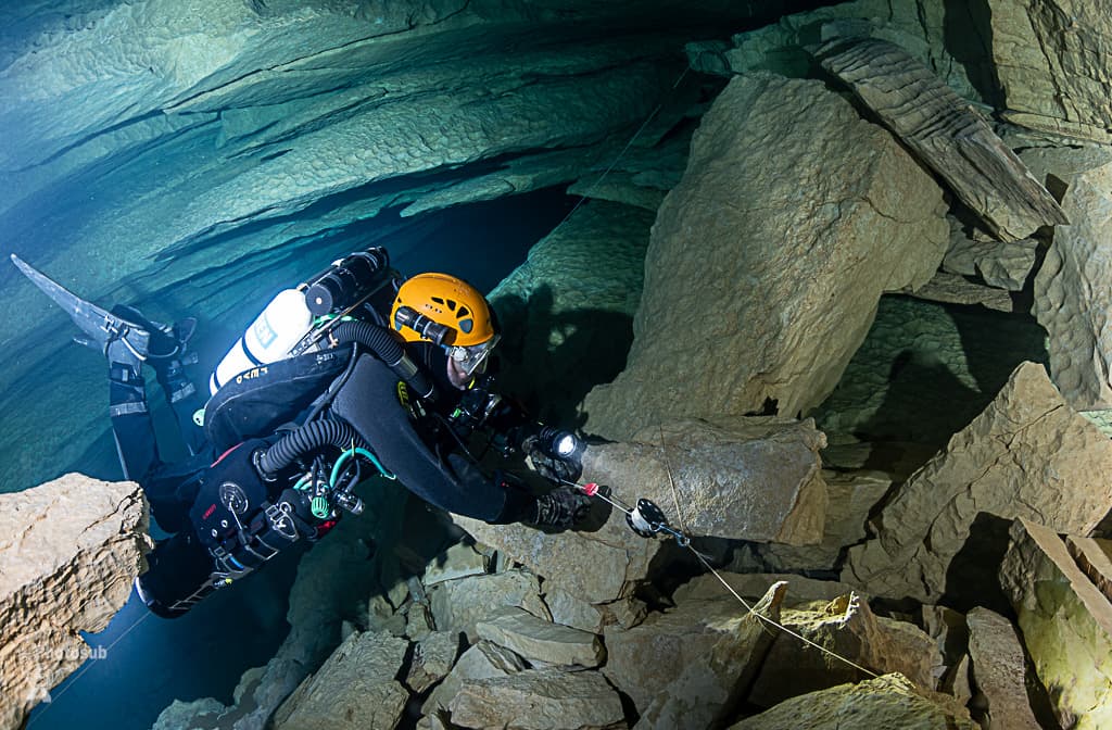 Diver placing personal cookies at a T-junction to mark individual exit path